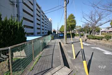 敷地北側の前面道路（東側から）