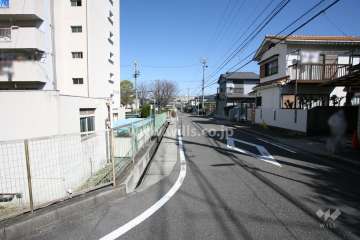 敷地東側の前面道路（南側から）