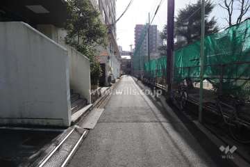 敷地西側の前面道路（北側から）