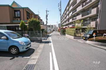 敷地南側の前面道路