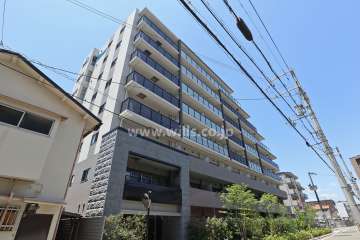 プレサンスロジェ江坂垂水町の外観（南東側から）