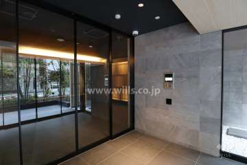 エントランスはオートロック付きです。