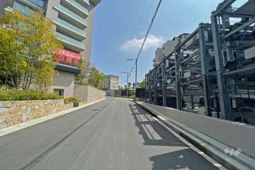 敷地北側の前面道路（西側から）