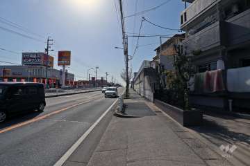敷地南側の前面道路は、名古屋多治見線（愛知県道・岐阜県道15号）です。