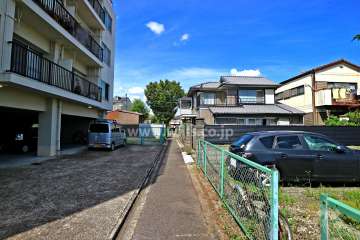 敷地東側の前面道路（南東側から）