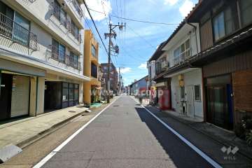 敷地西側の前面道路（北側から）