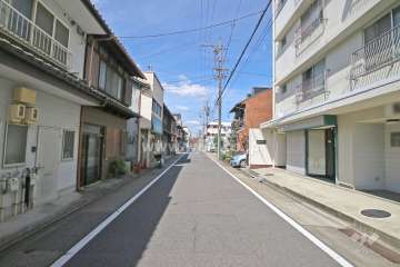 敷地西側前面道路（南側から）