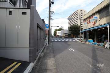 敷地の北側前面道路（東側から）