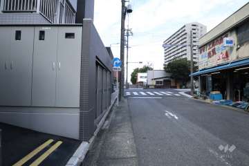 敷地の北側前面道路（東側から）