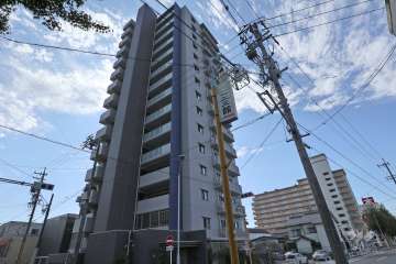 ファミリアーレ神宮東の外観（北西側から）