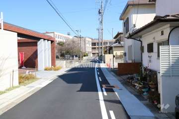敷地南東側の前面道路（南西側から）