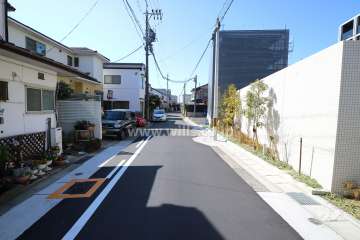 敷地の南東側前面道路（北東側から）