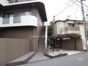 東側には階段があります。