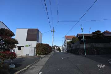 敷地南東側の道路（南西側から）