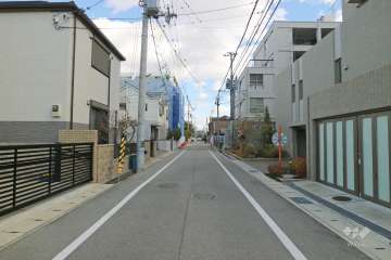 敷地北側の前面道路（西側から）