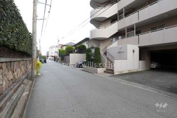 北側前面道路とマンション外観（西側から）