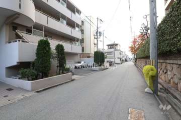 北側前面道路とマンション外観（東側から）