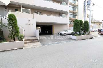 駐車場出入口（前面道路側から）