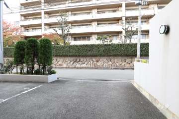駐車場出入口（マンション敷地側から）