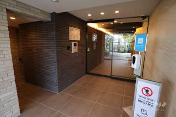 エントランスはオートロック付きです。