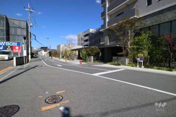 敷地西側の前面道路