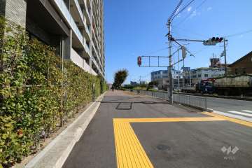 敷地南側の前面道路（府道143号四ノ宮四ツ塚線）