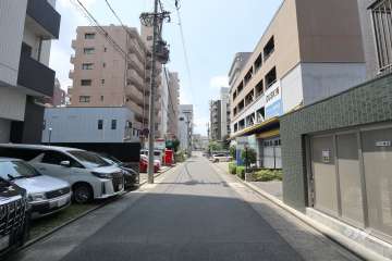 敷地南側の前面道路（東側から）