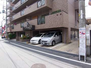 1階部分は駐輪場、駐車場スペースになっています。