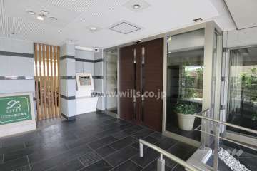 エントランスはオートロック付きです。