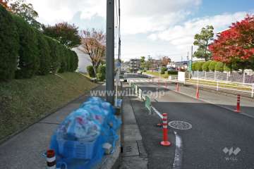 敷地北側の前面道路(東側から)