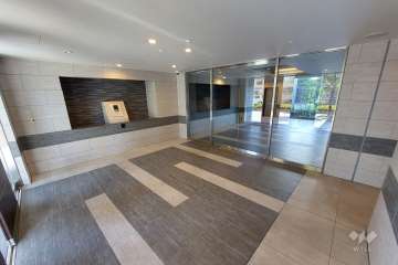 エントランスはオートロック付きです。