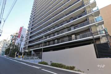 敷地北側は駐車場の出入口などがあります。