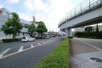 敷地東側の前面道路。広い歩道のある、2車線のバス通りです。
