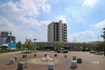 ダイアパレスはなみずき通の遠景。周辺は住宅の他、店舗や事務所などが混在する街です。