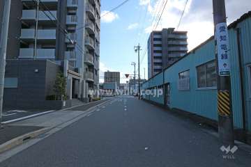敷地西側の前面道路（北側から）