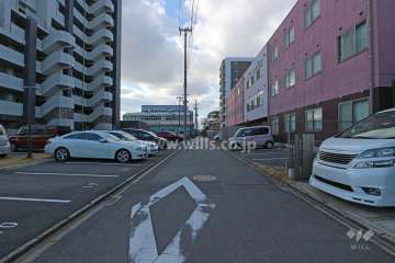 敷地北側の前面道路（東側から）