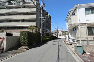 敷地東側の前面道路