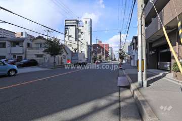 敷地西側の前面道路（南側から）