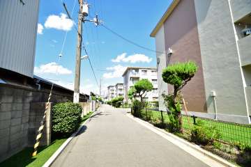 敷地西側の前面道路