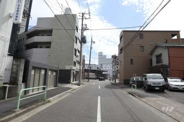 敷地西側の前面道路