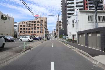 敷地西側の前面道路