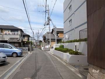 敷地西側の前面道路