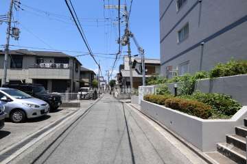 敷地西側の前面道路