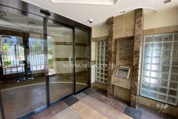 エントランスはオートロック付きです。