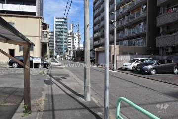 敷地南側の前面道路（東側から）