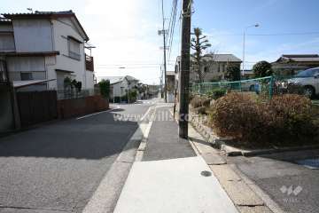 敷地東側の前面道路（北側から）