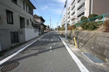 敷地南側の前面道路（東側から）