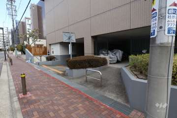 駐輪場とバイク置場の出入り口