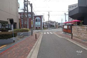 敷地西側の前面道路