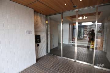 エントランスはオートロック付きです。